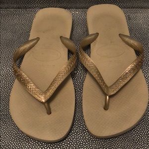 Size 7/8 Gold Havaianas
